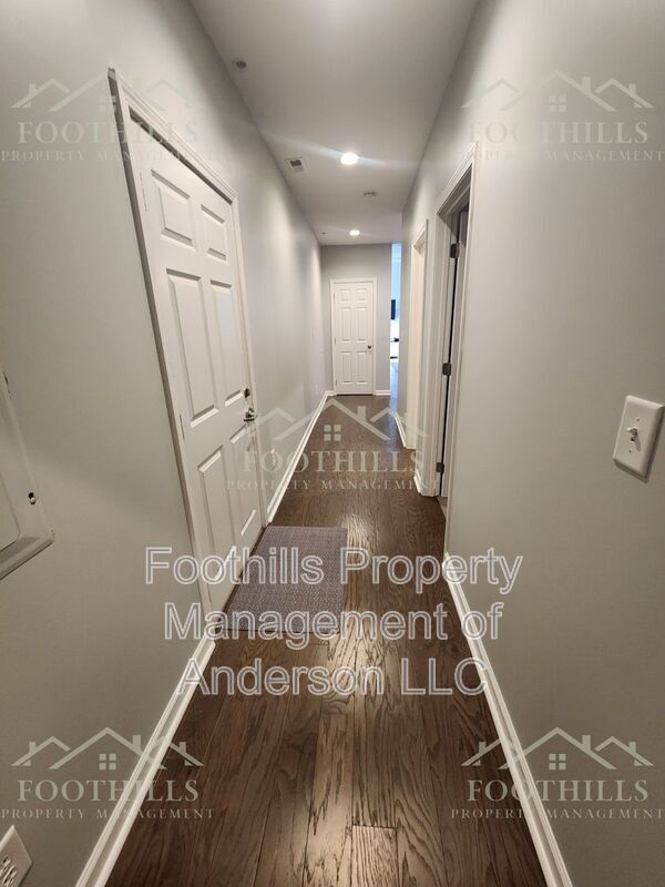 Building Photo - 214 N Main St