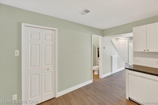 Building Photo - 874 N Main St