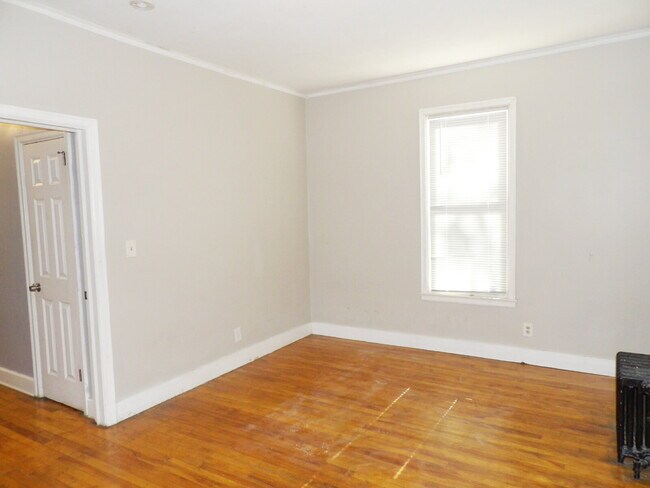 Building Photo - 2 Bedroom Lower Level Duplex - South Minne...
