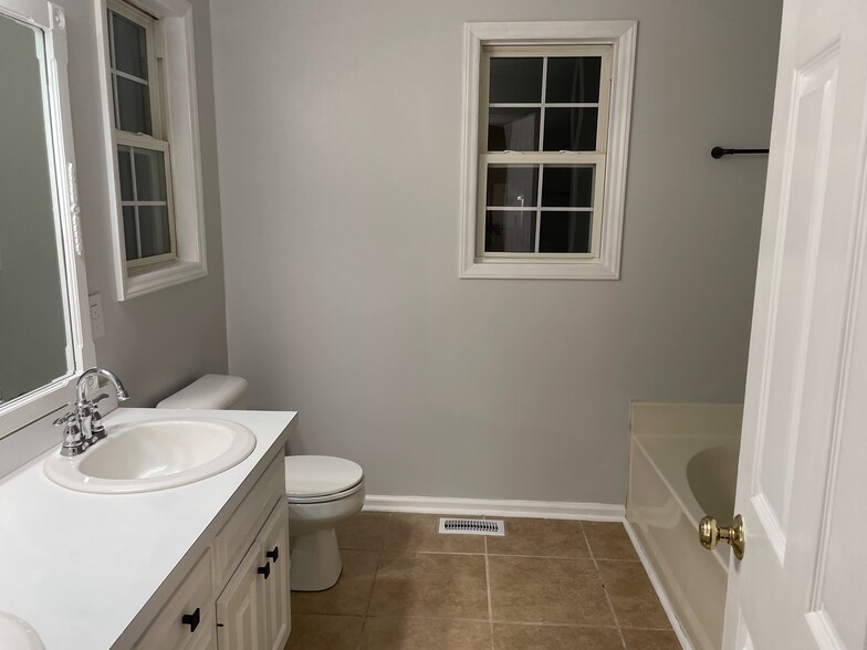 Master Bathroom - 104 Ironwood Ln