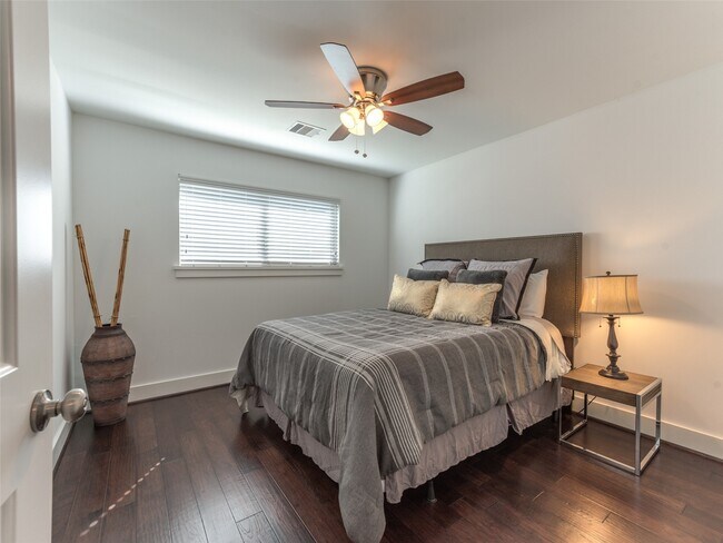 Building Photo - 9806 Cliffwood Dr