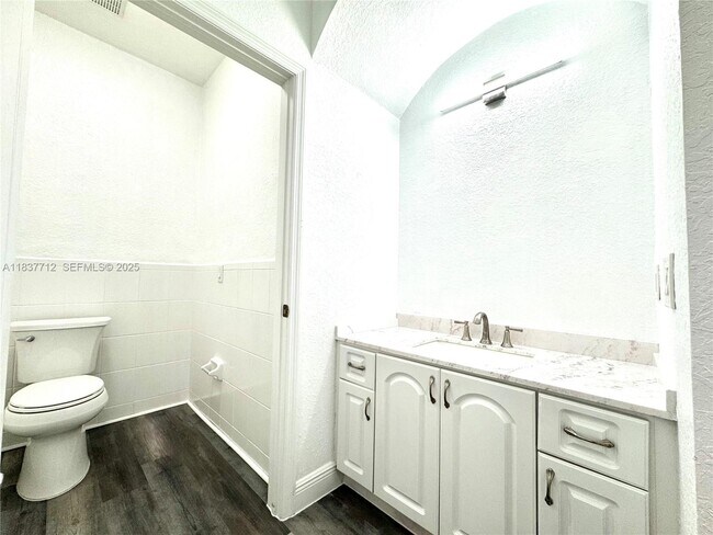 Building Photo - 11667 NE 18th Dr