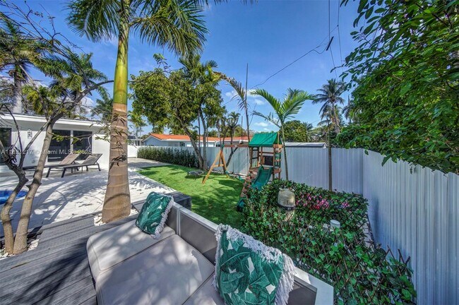 Building Photo - 2020 Alamanda Dr