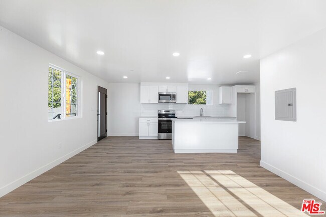 Building Photo - 498 E 52nd St