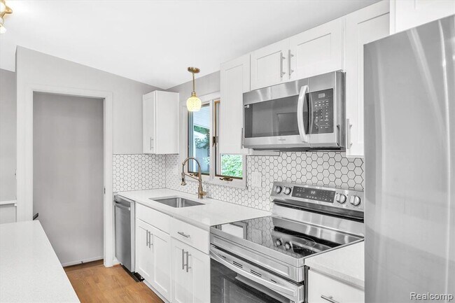 Building Photo - 229 Redwood Dr