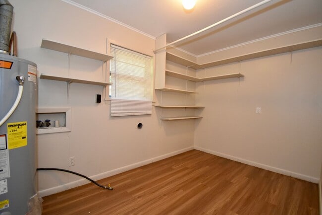 Building Photo - 3 Bedroom with Fenced in Backyard and Shop!