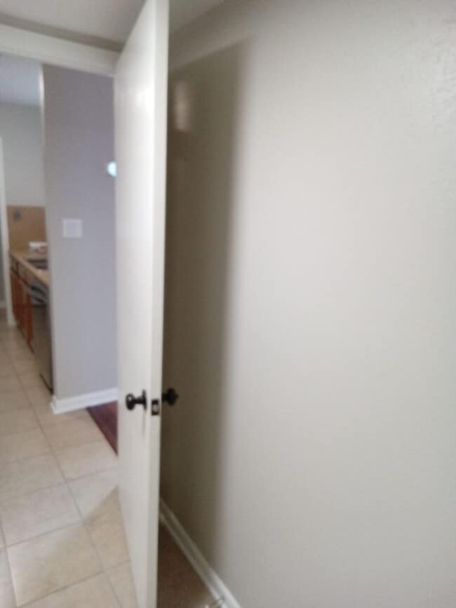 Building Photo - River Oaks Townhouse-Christmas Special!!