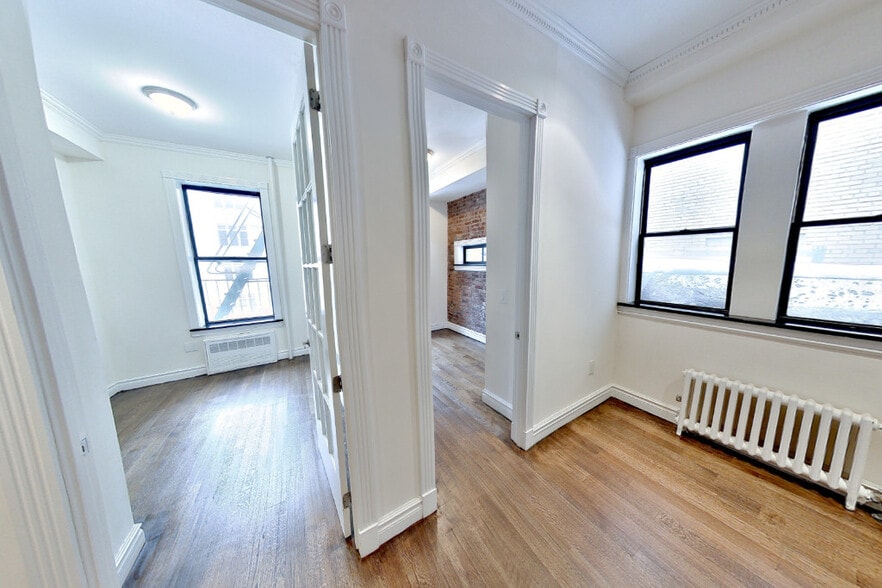 Building Photo - 424 W 51st St