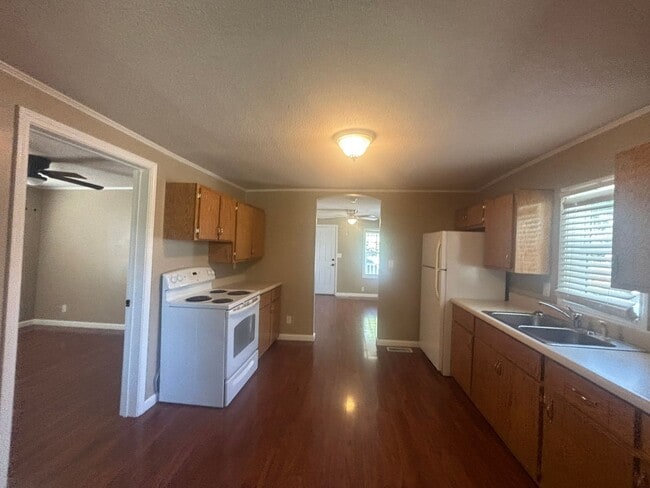 Building Photo - Charming 2 bedroom/1 Bath Home in Desirable Area $1350