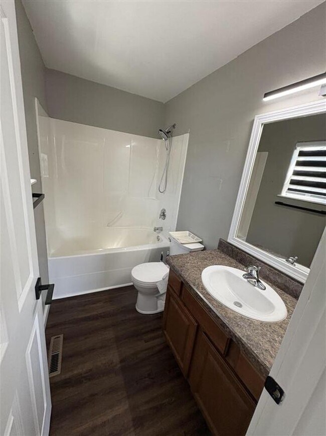 Building Photo - Beautiful 5 bedroom home