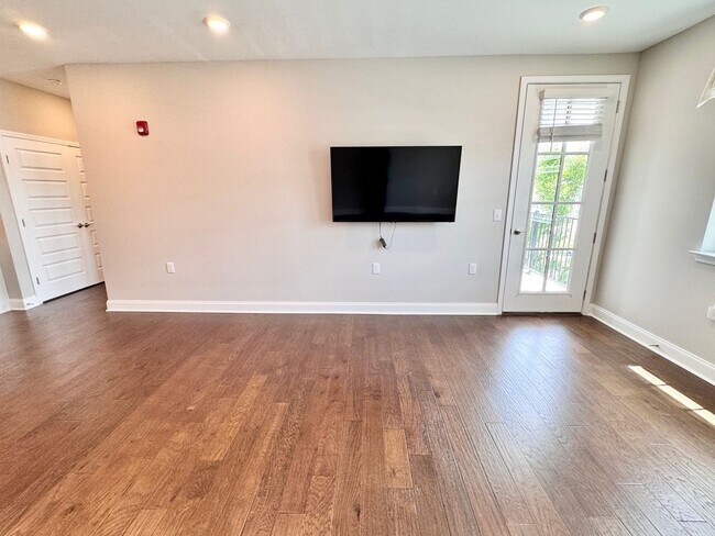 Building Photo - 2 Bed, 2 Bath Condo w/ Elevator Close to D...