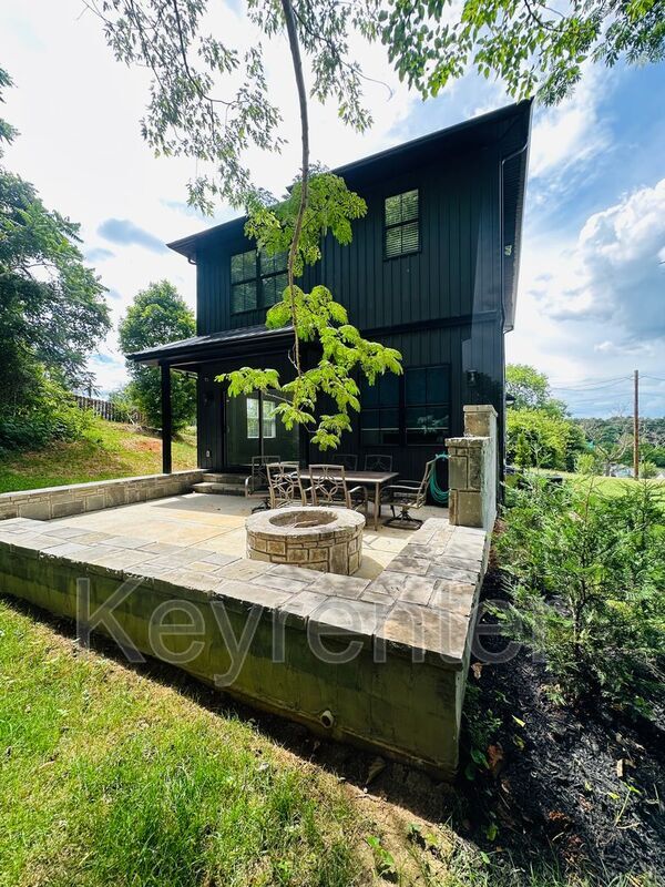 Building Photo - 1406 Lantana Ln NW