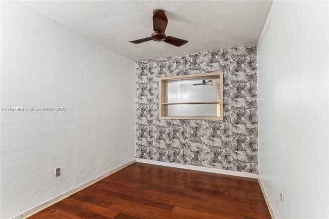 Building Photo - 560 NE 158th St