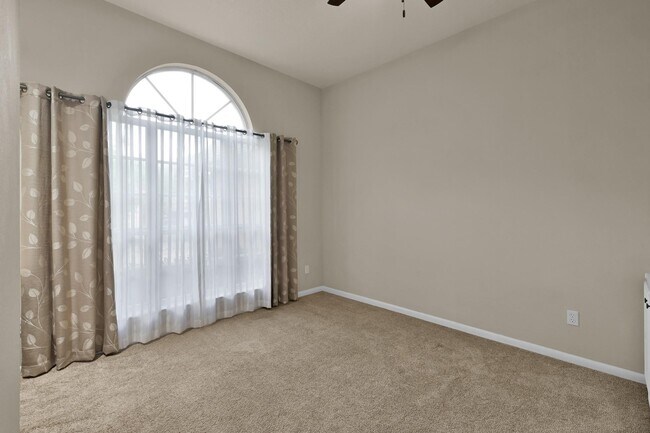 Building Photo - 3030 Hemingway Dr