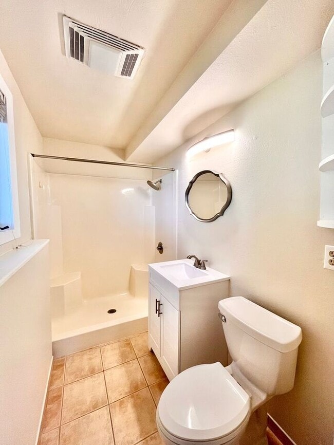 Building Photo - Gorgeous Private Home with Views!
