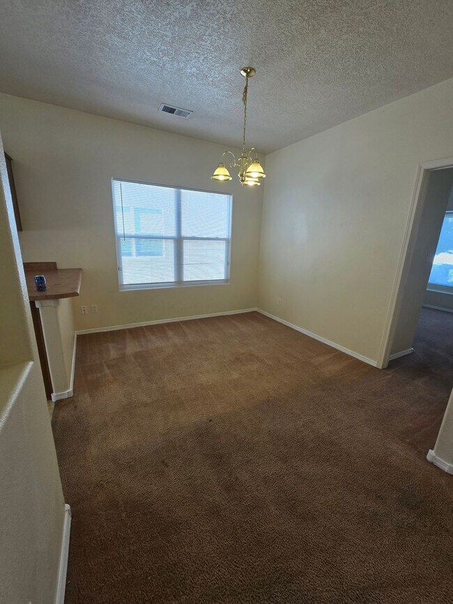 Building Photo - 4 bed, 2 bath home in Northern Meadows