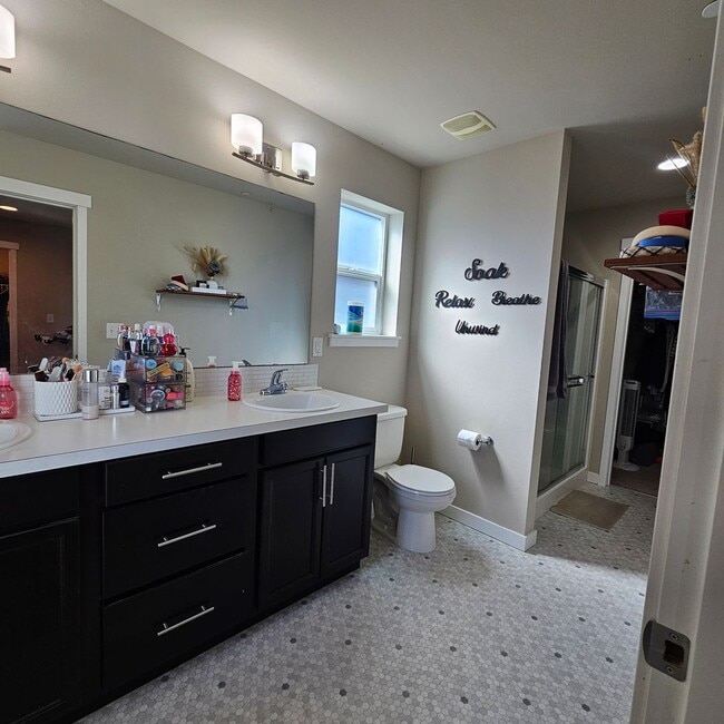 Building Photo - Beautiful 3-Bedroom Home Near Bases & Ferries with Fully Fenced Yard
