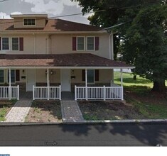 Building Photo - 3 Bed 2 Bath End Unit Townhouse in William...