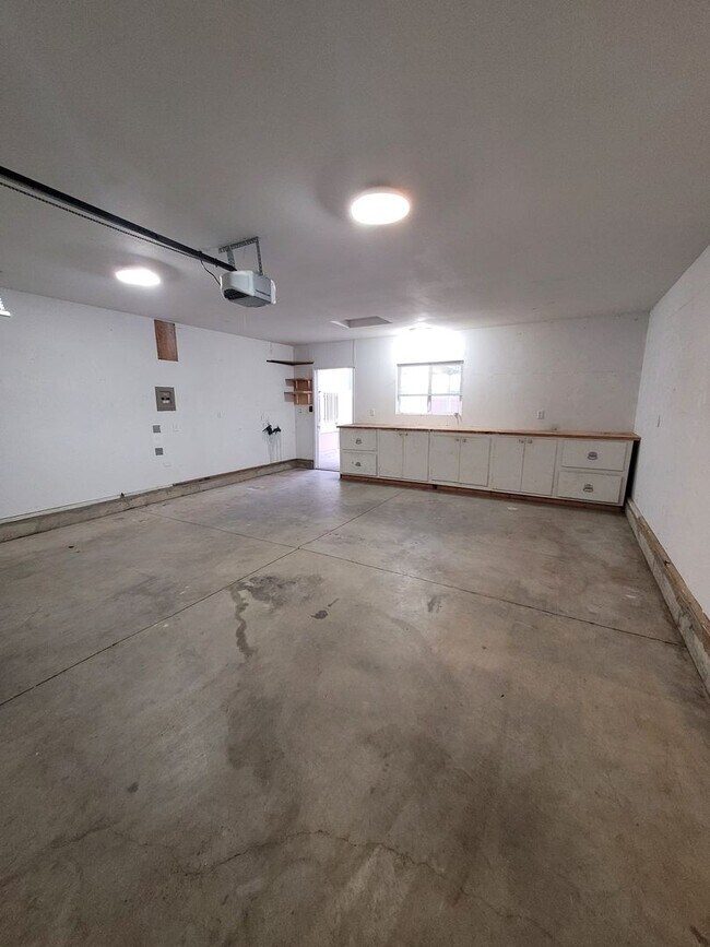 Building Photo - 3Bed : 2Bath Home with 2 Car Garage and Ac...