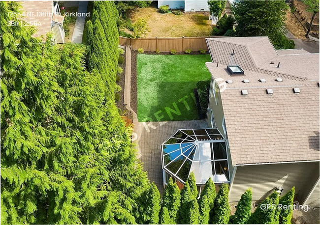Building Photo - ? Peaceful Retreat in the Heart of Kirkland!