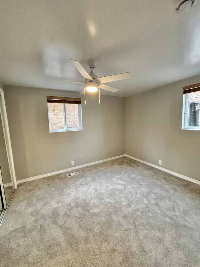 Building Photo - Prime Location! 1BR Bungalow Near DU, Ligh...