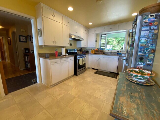 Building Photo - Spacious 5-Bedroom Home with Stunning View...