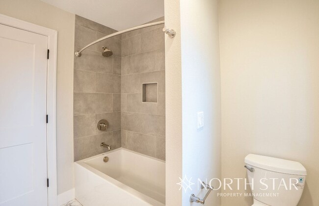 Building Photo - Newer Duplex in the Heart of Lake Oswego.