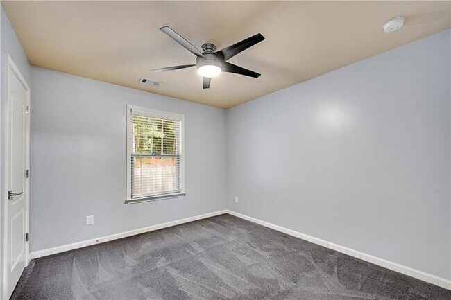Building Photo - 2242 Knoxhill View