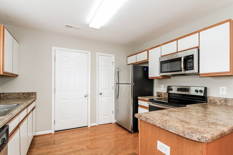 Building Photo - 3300 Trenchard Ln