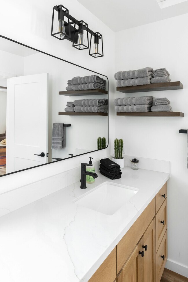 Building Photo - 663 S Tulip St