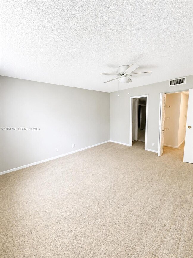 Building Photo - 250 Jacaranda Dr