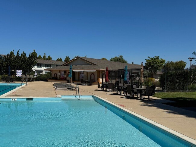 Building Photo - 2 Bedroom/1.5 Bathroom Townhouse Available in Union City!!