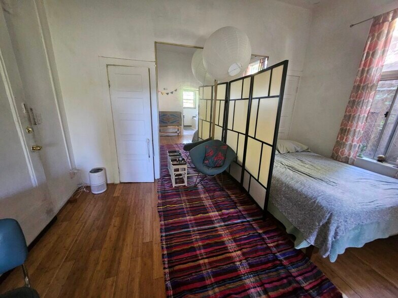 Building Photo - 1442 Lake Shore Ave