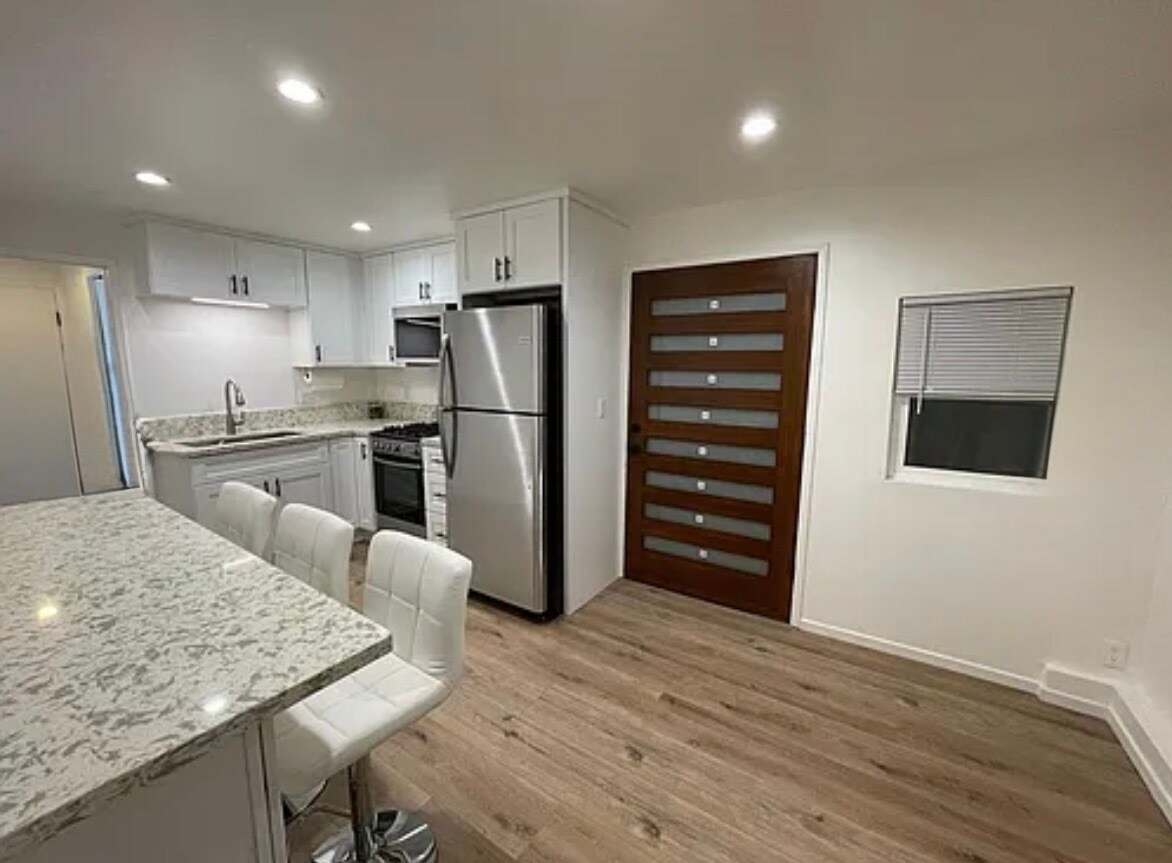 Building Photo - 22331 Vanowen St