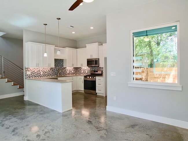 Building Photo - East Riverside near parks