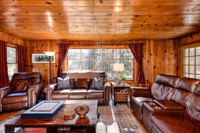 Building Photo - Adorable Home Available June 26th!