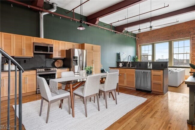 Building Photo - 1667 E 40th St