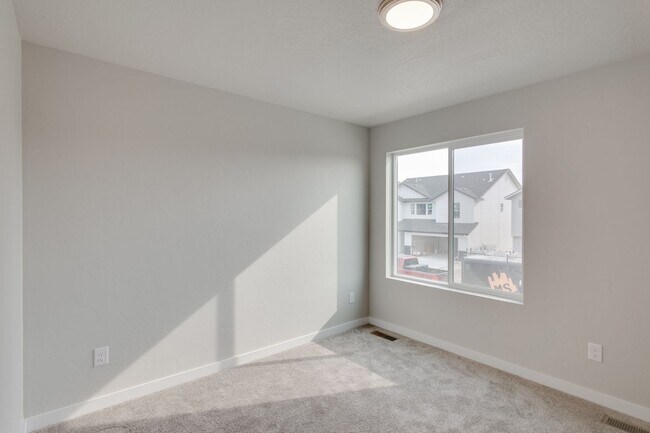 Building Photo - Beautiful, Modern 2 Bedroom Cottage Available!