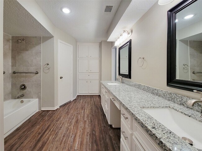 Building Photo - 6606 Brittany Park Ln