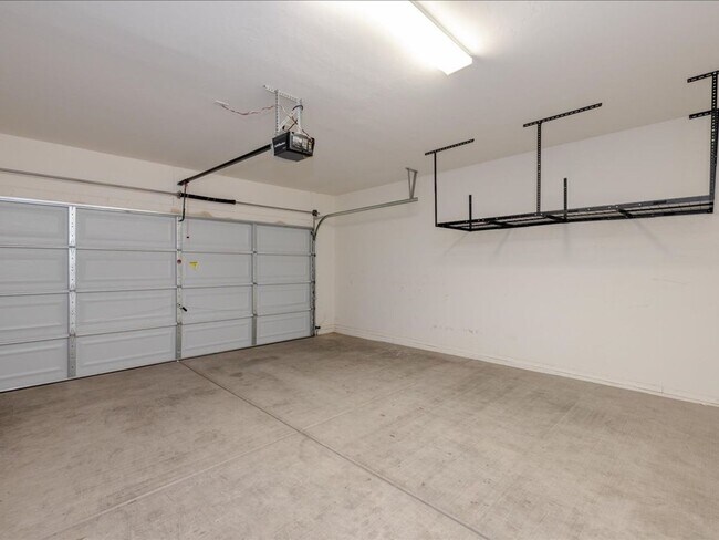 Building Photo - Modern Comfort Meets Community Living – 3 Bed, 2 Bath Beauty with Resort-Style Amenities!