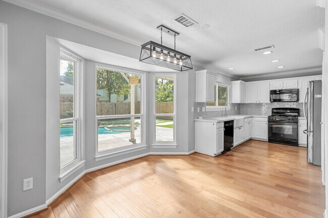 Building Photo - 30 Village Knoll Pl
