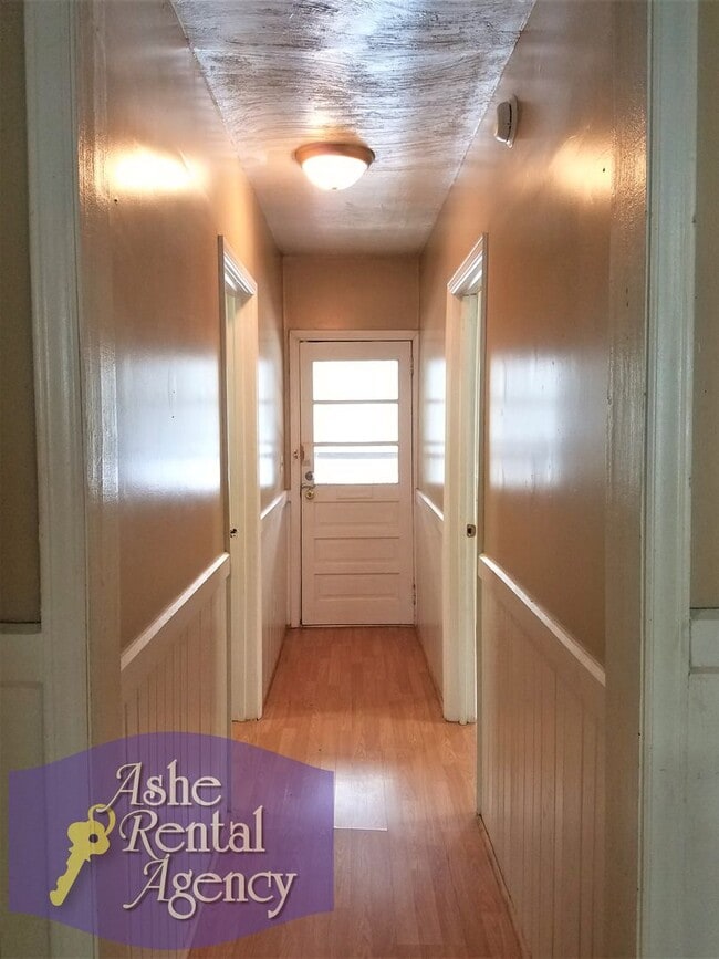 Building Photo - Charming 2 Bedroom 1 Bathroom Cottage By the River