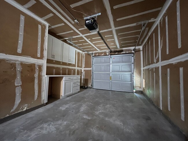 Building Photo - Move-In Ready 2-Bedroom Duplex with Modern...