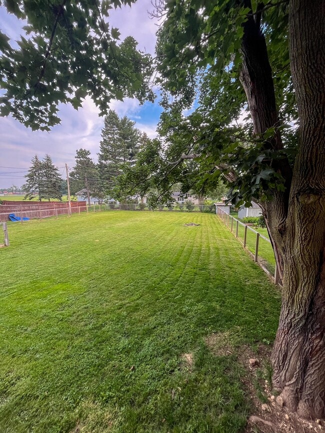 Building Photo - 205 Fairview Dr
