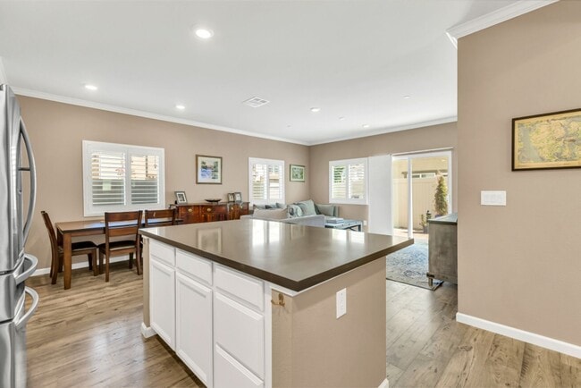 Building Photo - 4 bed / 3 bath | Upated Anatolia Home Avai...