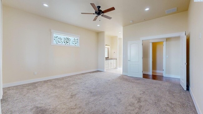 Building Photo - 4 bed, 4 bath home in Kennewick