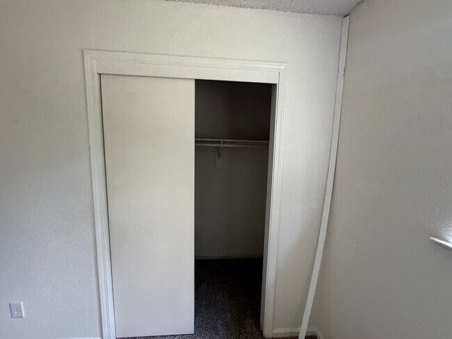 Building Photo - 4 bed 2 bath in Merced available now