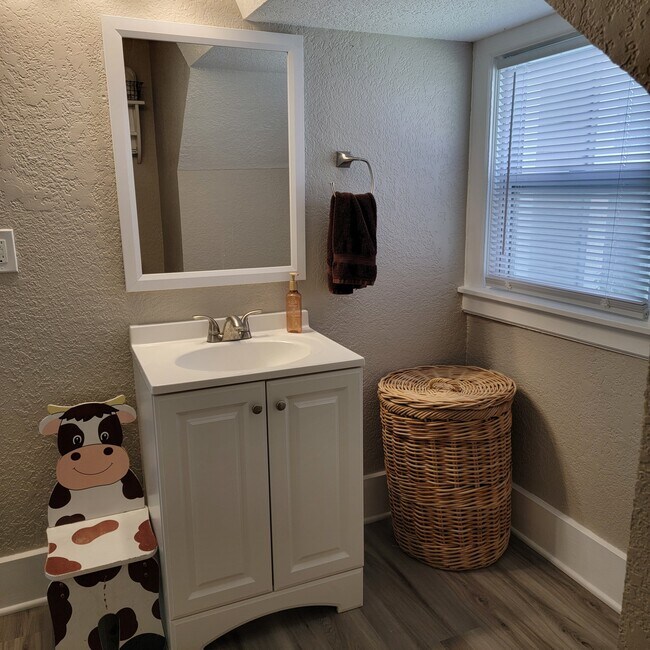 Building Photo - 1932 Iowa St