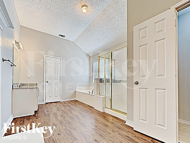Building Photo - 5611 Chimney Rock Dr