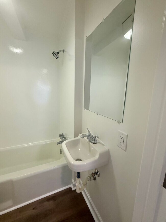 Building Photo - Cozy 1BR • 1BA Home Near Downtown Burlington!